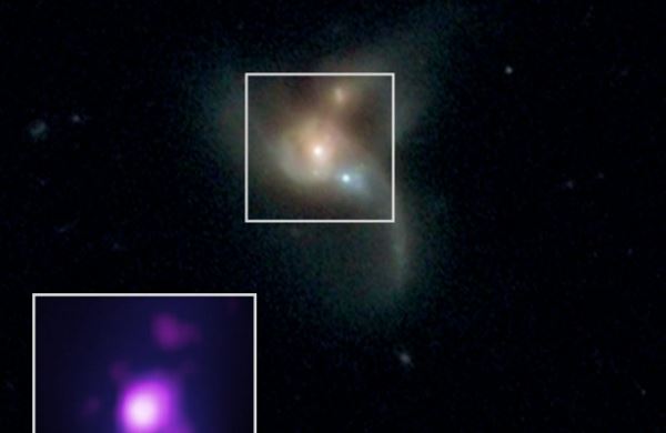 <br />
Столкновение трех гигантских черных дыр исказит структуру родительских галактик<br />
