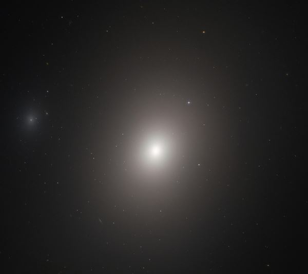 Hubble сфотографировал стремительную галактику M86