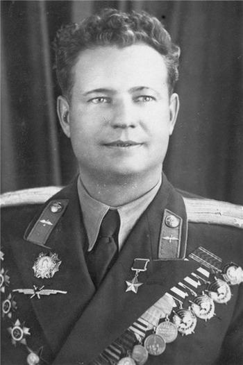 Почему Гитлер наградил советского летчика Рыцарским крестом?