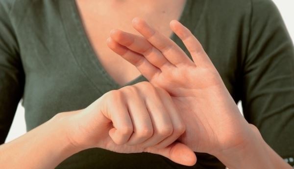 Пальцы на руке имеют связь с органами тела: как японцы самоисцеляются за 5 минут