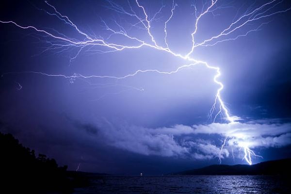 Ученые во всем мире фиксируют загадочные сверхмощные молнии