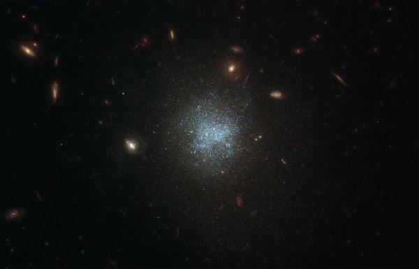 Hubble сфотографировал ультратусклую галактику в созвездии Кита